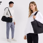 Model i modelka prezentujący odzież i torby sportowe marki 4F w Centrum Handlowym Wzorcownia we Włocławku