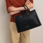 Elegancka czarna torba marki CCC w Centrum Handlowym Wzorcownia we Włocławku